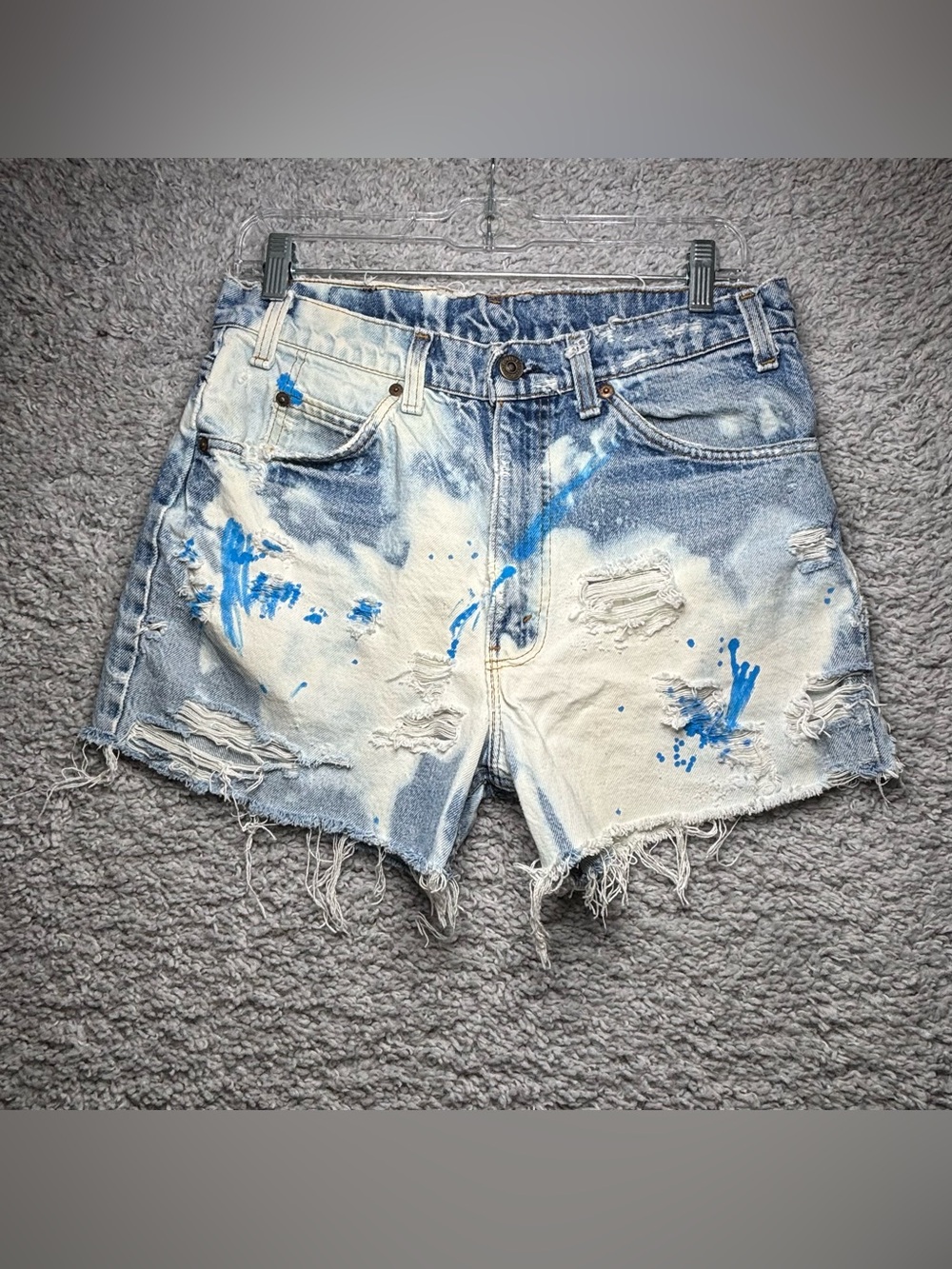 VINTAGE LEVIS Womens 6 Distressed Reworked Raw Holes Party Thrashed Festival Cor - Picture 2 of 8